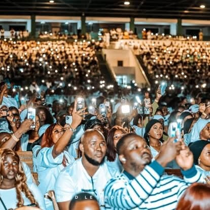 Le stade illuminé par les téléphones du public