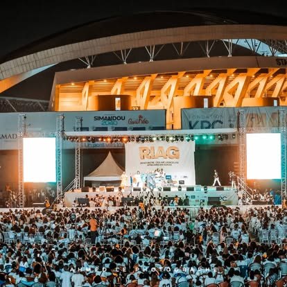 La scène de la RIAG et le public du stade