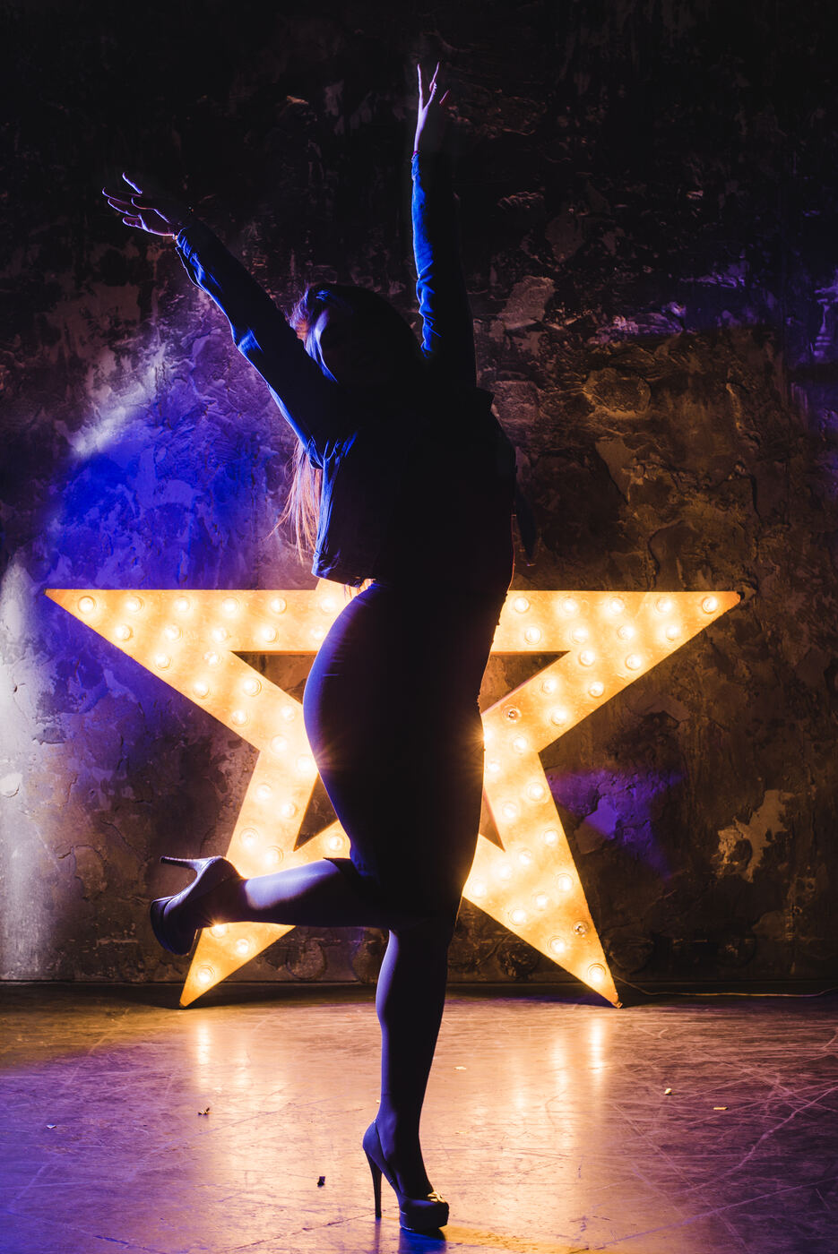 Silhouette sous un projecteur