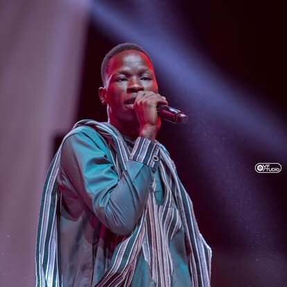 Kodda Sall au micro sur la scène de la RIAG