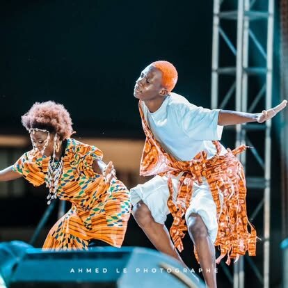 Danseurs en pagne kente, stade Petit Sory